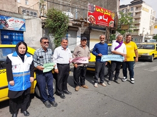 ارائه آموزش به رانندگان تاکسی از سوی کارشناسان بهداشت محیط دانشگاه علوم پزشکی ایران